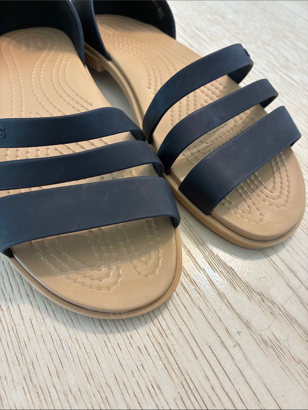 Womenâs Crocs Tulum Open Flats Sandal Shoes (Black/Tan) - Picture 3 of 14